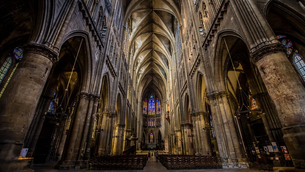 Nef gothique de la cathédrale Saint-Étienne de Metz, piliers élancés et vitraux colorés en enfilade